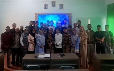 Menuju Penelitian Ilmiah yang Berkualitas: Mahasiswa S-3 UNWAHAS Semarang Mengikuti Klinik Metodologi Research